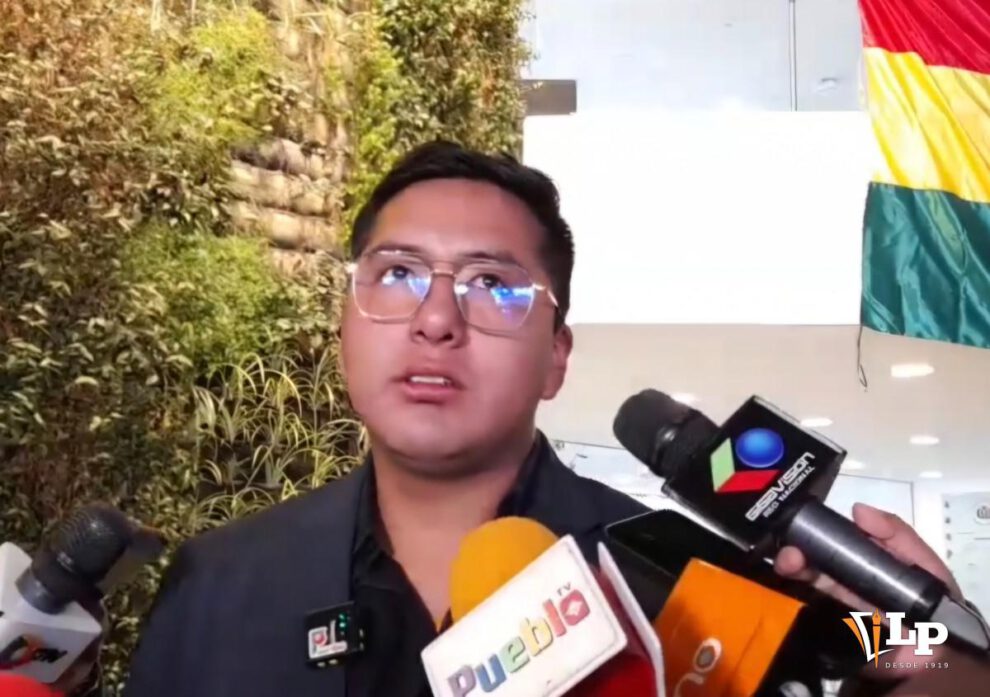El diputado Casas en conferencia de prensa