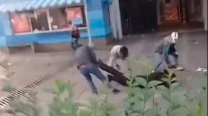 El hecho se suscitó el día lunes 18 de mayo  en la estación El Prado de la Línea Celeste de Mi Teleférico. Dos policías resultaron heridos.
