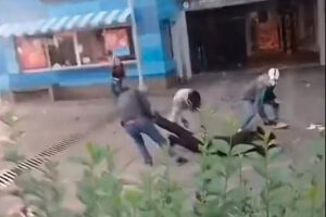 El hecho se suscitó el día lunes 18 de mayo  en la estación El Prado de la Línea Celeste de Mi Teleférico. Dos policías resultaron heridos.