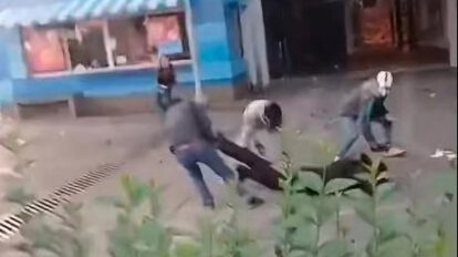 El hecho se suscitó el día lunes 18 de mayo  en la estación El Prado de la Línea Celeste de Mi Teleférico. Dos policías resultaron heridos.