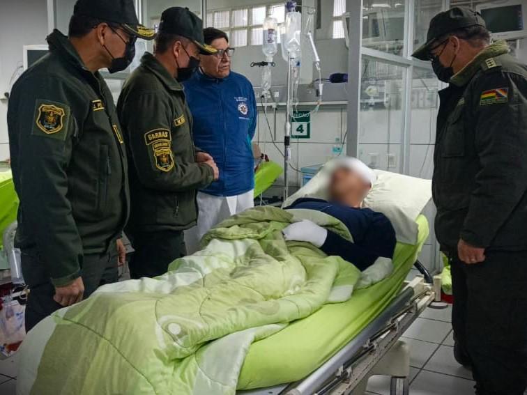 El Comandante General de la Policía Boliviana acompañado del Subcomandante General y Jefe de Estado Mayor, realizaron la visita a los servidores policiales heridos
