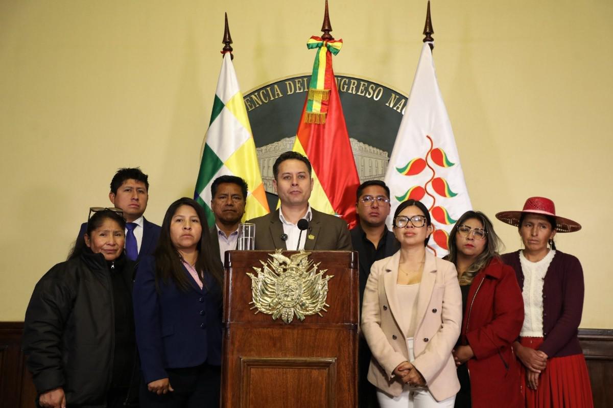 Edmand Lara acompañado por el parlamentarios del Partido Demócrata Cristiano (PDC)