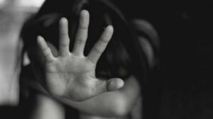 Los tres niños ingresaron llorando a una habitación del domicilio