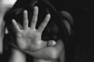 Los tres niños ingresaron llorando a una habitación del domicilio