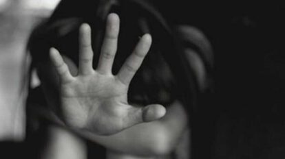 Los tres niños ingresaron llorando a una habitación del domicilio