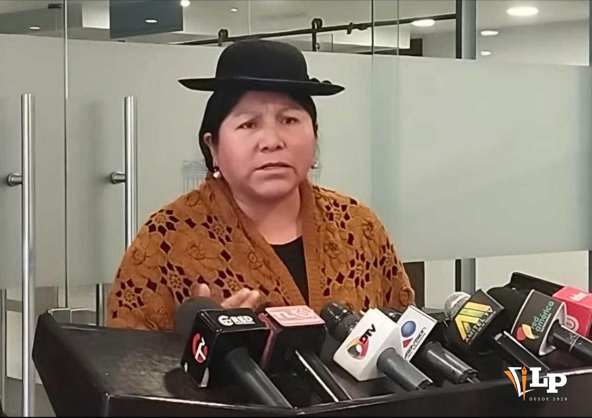 La diputada Siñani en conferencia de prensa