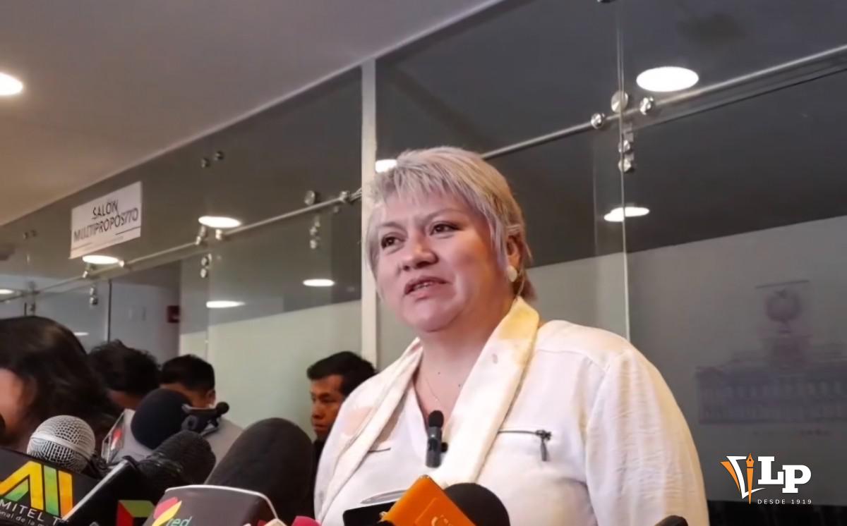 La diputada Patiño en conferencia de prensa