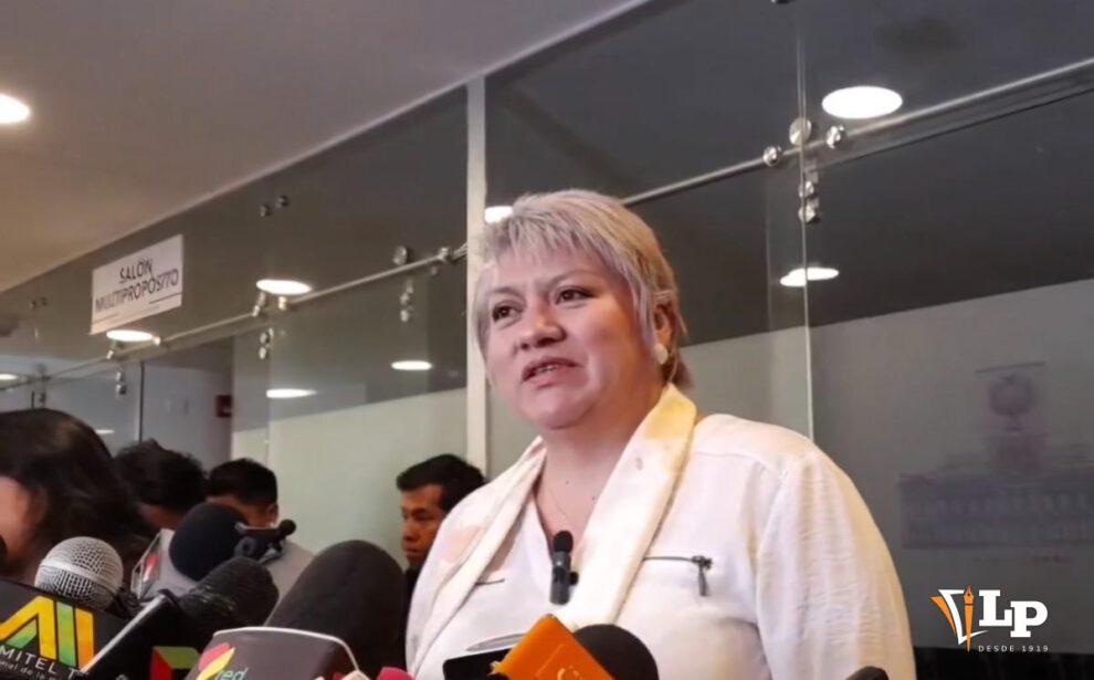 La diputada Patiño en conferencia de prensa