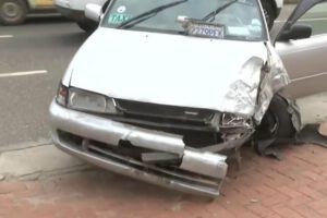 El choque dejó un saldo de tres vehículos livianos con daños materiales