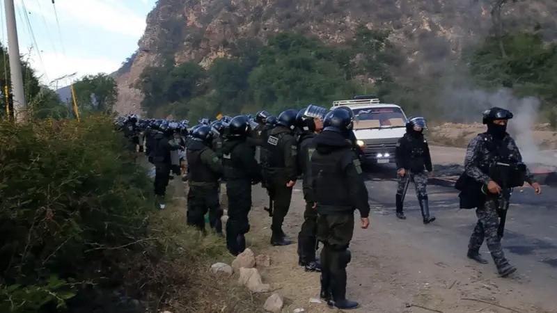 El masivo operativo concluyó con la detención de tres personas