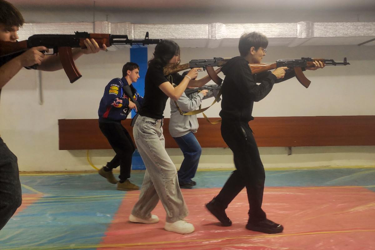 Ante la invasión rusa, los estudiantes aprenden el manejo básico de armas