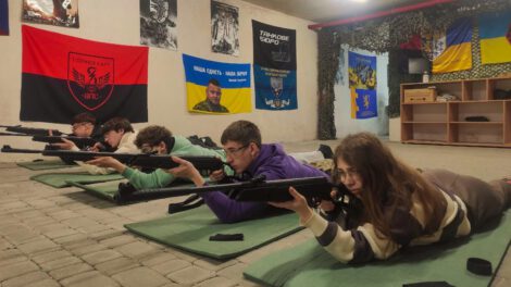 Estudiantes ucranianos de entre 15 y 17 años adquieren habilidades básicas en el manejo de armas