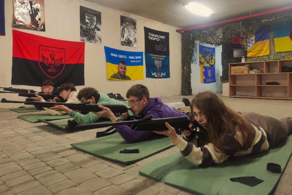 Estudiantes ucranianos de entre 15 y 17 años adquieren habilidades básicas en el manejo de armas