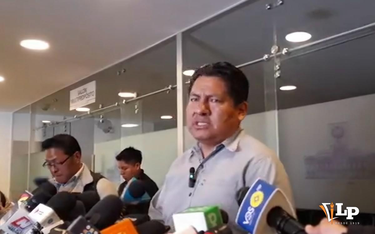 El diputado Ticona en conferencia de prensa