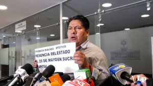 El diputado Ticona en conferencia de prensa