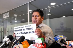El diputado Ticona en conferencia de prensa
