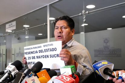 El diputado Ticona en conferencia de prensa