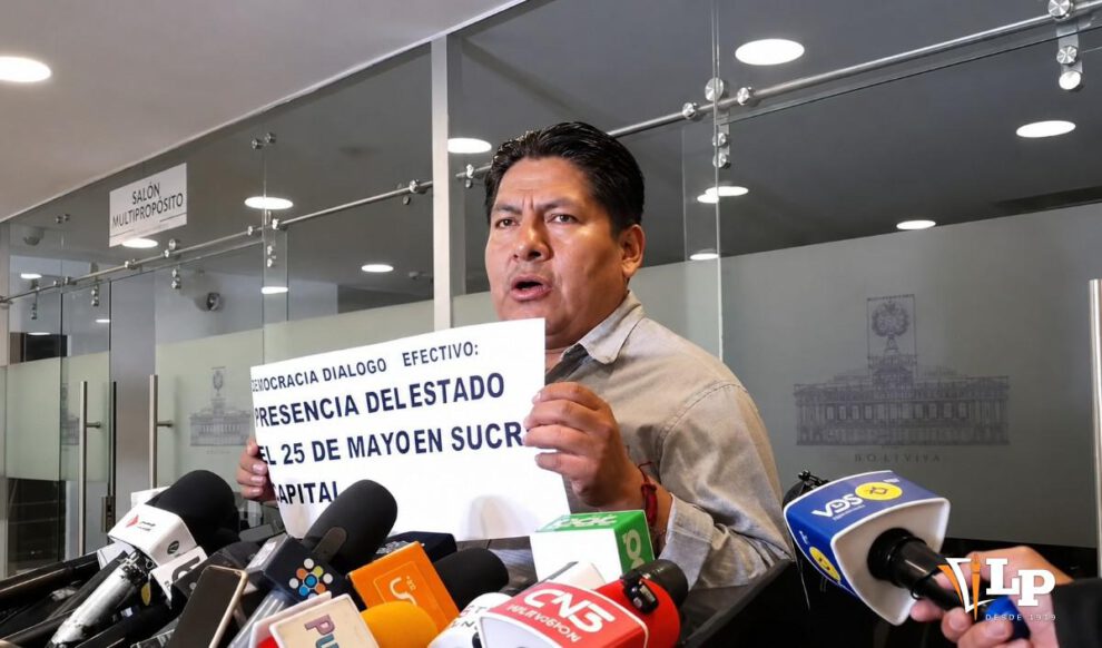 El diputado Ticona en conferencia de prensa