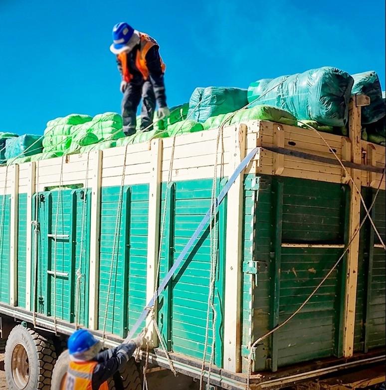 Funcionarios aduaneros verificando los fardos de contrabando