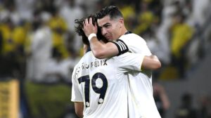 Cristiano Ronaldo (d), del Al-Nassr, celebra con su compañero João Félix