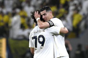 Cristiano Ronaldo (d), del Al-Nassr, celebra con su compañero João Félix