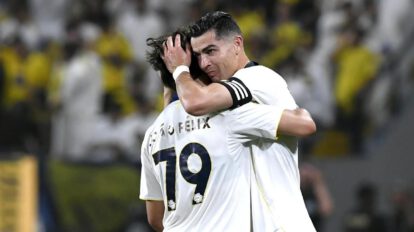 Cristiano Ronaldo (d), del Al-Nassr, celebra con su compañero João Félix