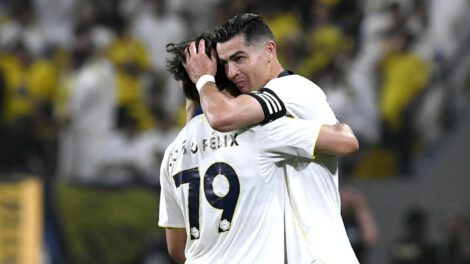 Cristiano Ronaldo (d), del Al-Nassr, celebra con su compañero João Félix