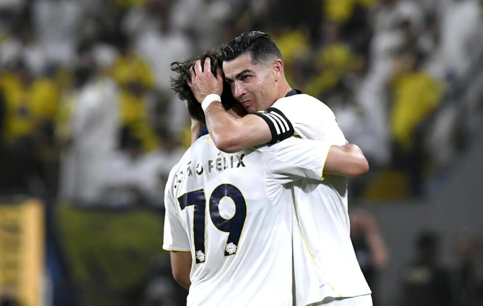 Cristiano Ronaldo (d), del Al-Nassr, celebra con su compañero João Félix