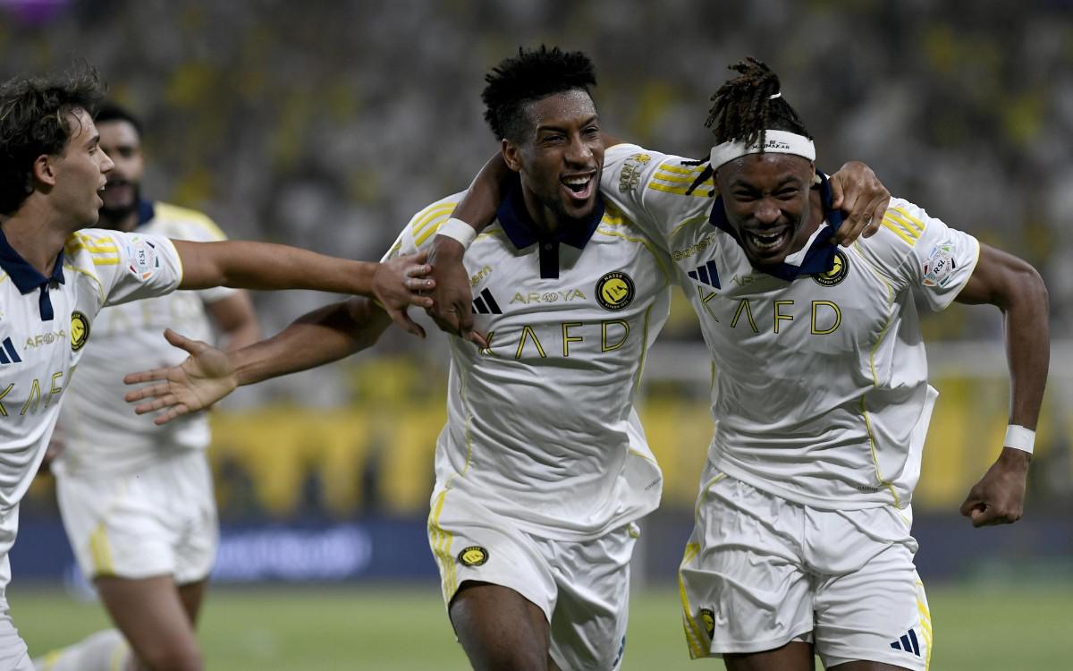 Kingsley Coman (c), del Al Nassr, celebra con sus compañeros tras marcar el segundo gol
