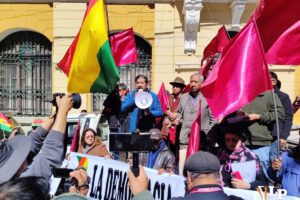 mitin en contra de los bloqueos
