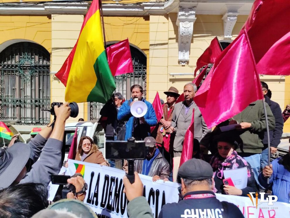 mitin en contra de los bloqueos