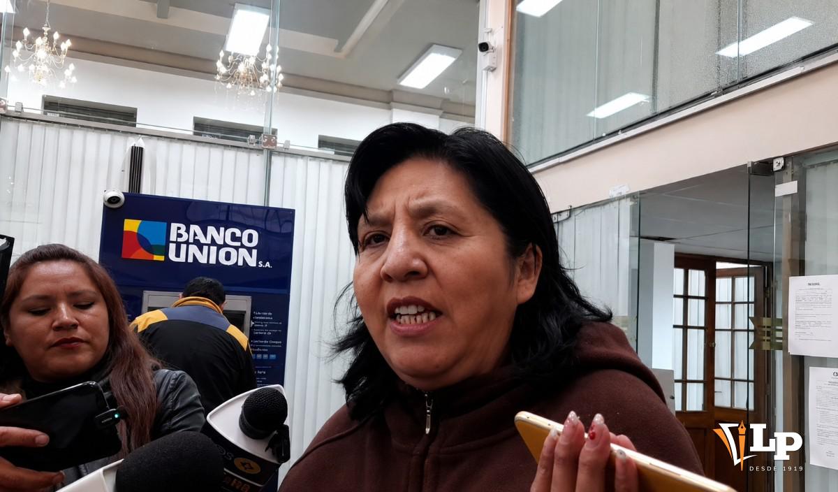 La diputada Bilbao en conferencia de prensa