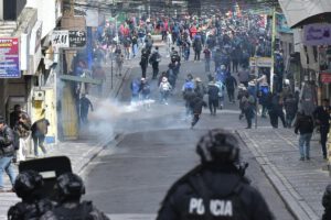 Los manifestantes intentaron ingresar a plaza Murillo