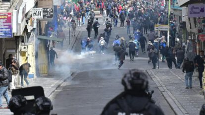 Los manifestantes intentaron ingresar a plaza Murillo