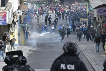 Los manifestantes intentaron ingresar a plaza Murillo