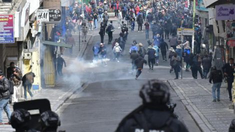 Los manifestantes intentaron ingresar a plaza Murillo