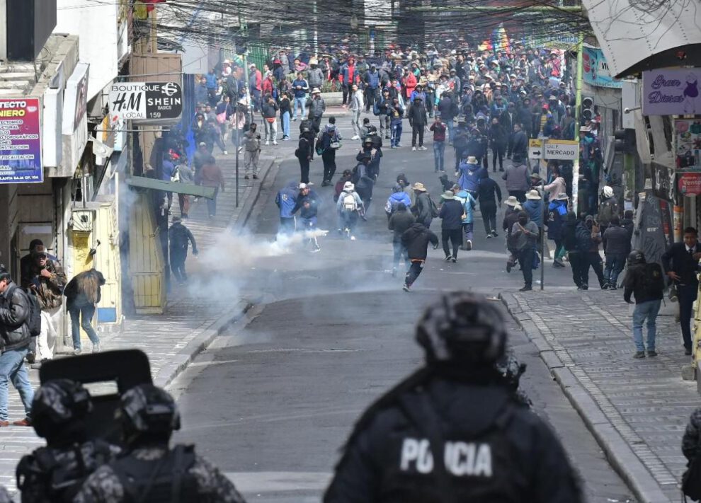 Los manifestantes intentaron ingresar a plaza Murillo