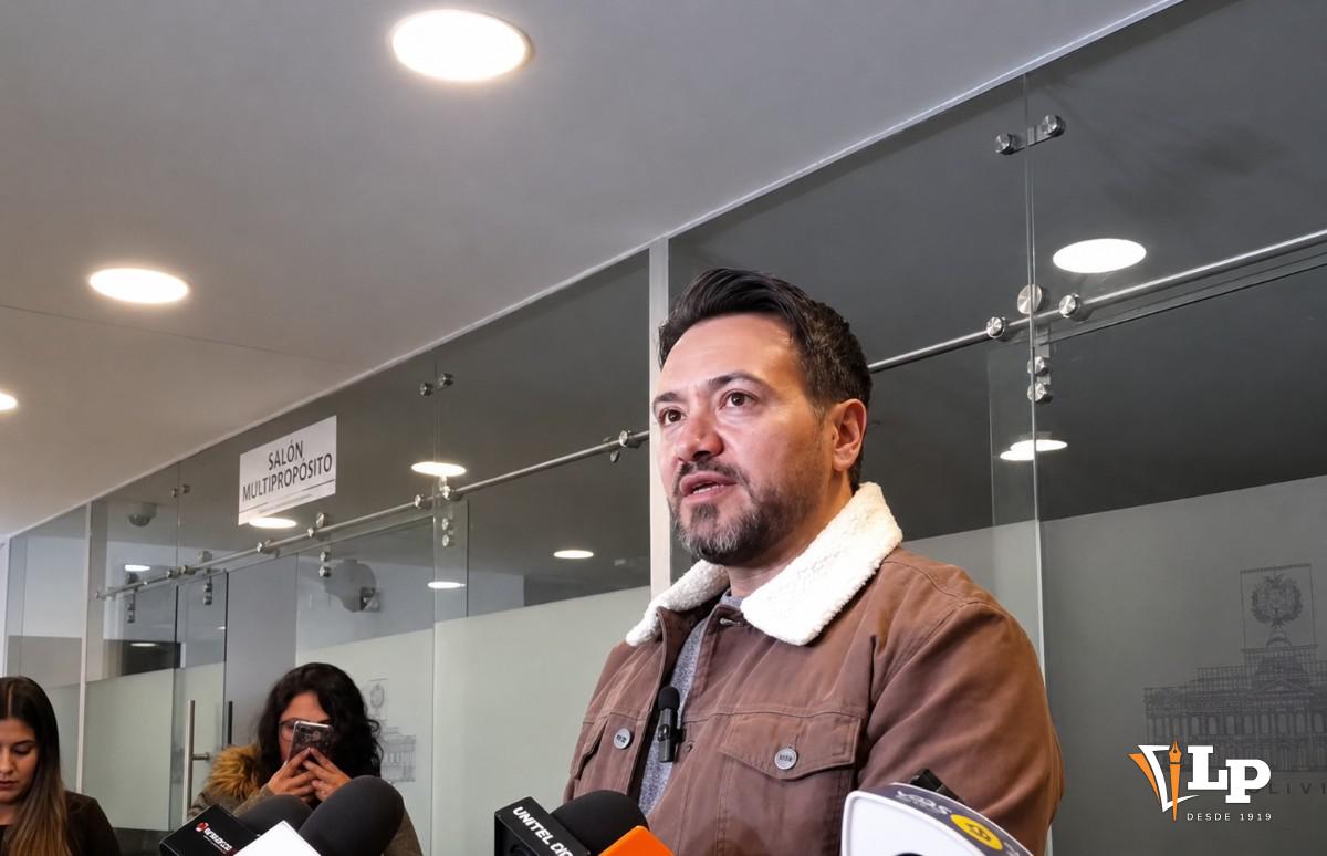 El diputado Reyes en conferencia de prensa