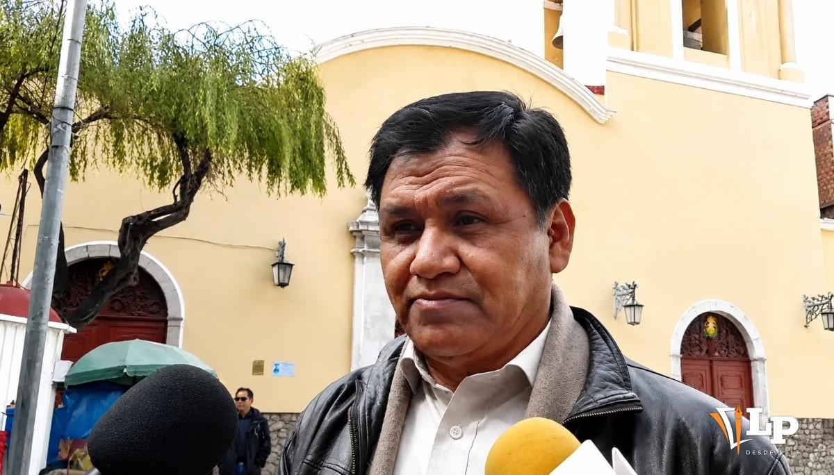 El senador Quispe en conferencia de prensa