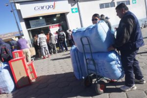 Debido a los bloqueos registrados en carreteras del país, la población optó el envió aéreo