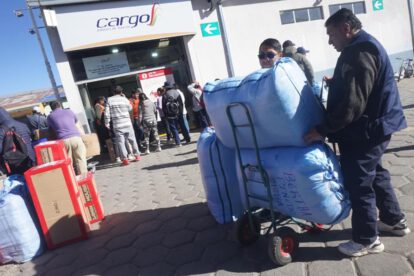 Debido a los bloqueos registrados en carreteras del país, la población optó el envió aéreo