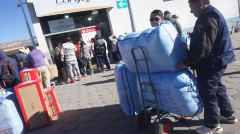 Debido a los bloqueos registrados en carreteras del país, la población optó el envió aéreo