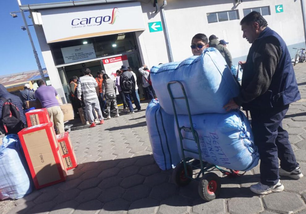 Debido a los bloqueos registrados en carreteras del país, la población optó el envió aéreo
