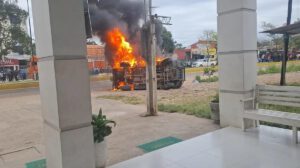 Auto en llamas
