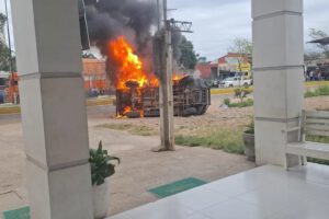 Auto en llamas
