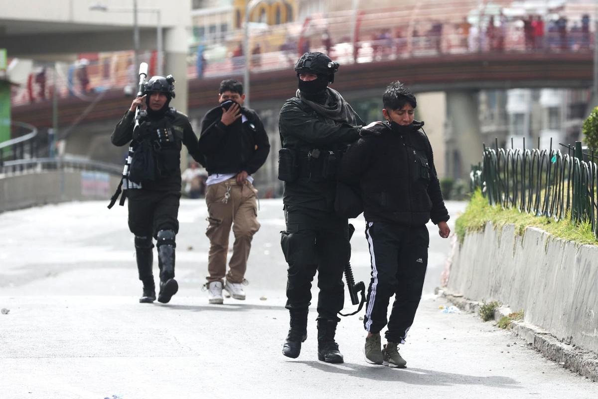 Integrantes de la Policía de Bolivia detienen a manifestantes