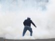 Un manifestante se enfrenta con integrantes de la Policía de Bolivia este viernes, en La Paz