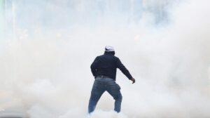 Un manifestante se enfrenta con integrantes de la Policía de Bolivia este viernes, en La Paz