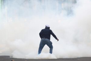 Un manifestante se enfrenta con integrantes de la Policía de Bolivia este viernes, en La Paz