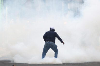 Un manifestante se enfrenta con integrantes de la Policía de Bolivia este viernes, en La Paz
